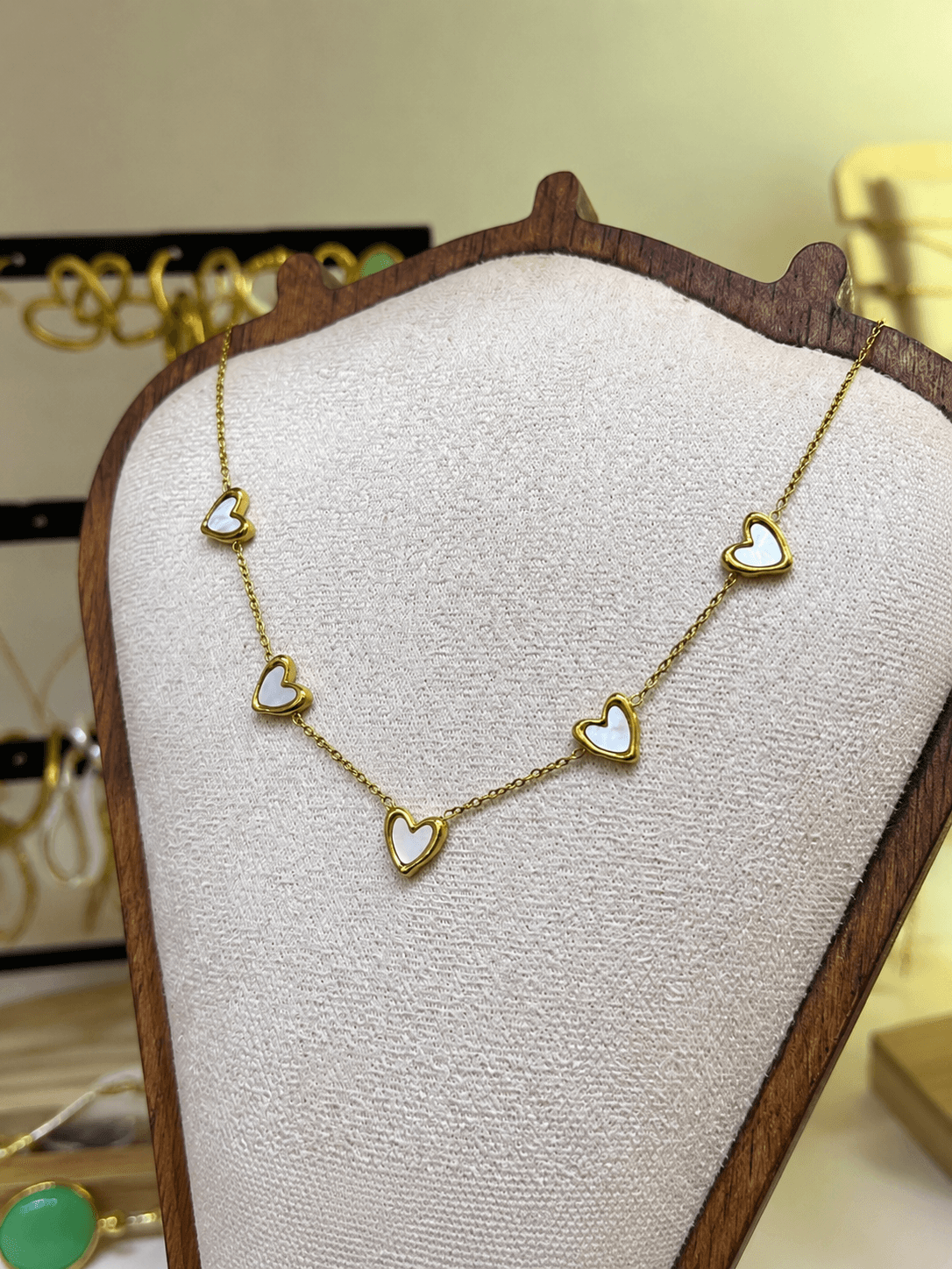 Collier doré à cœurs nacrés