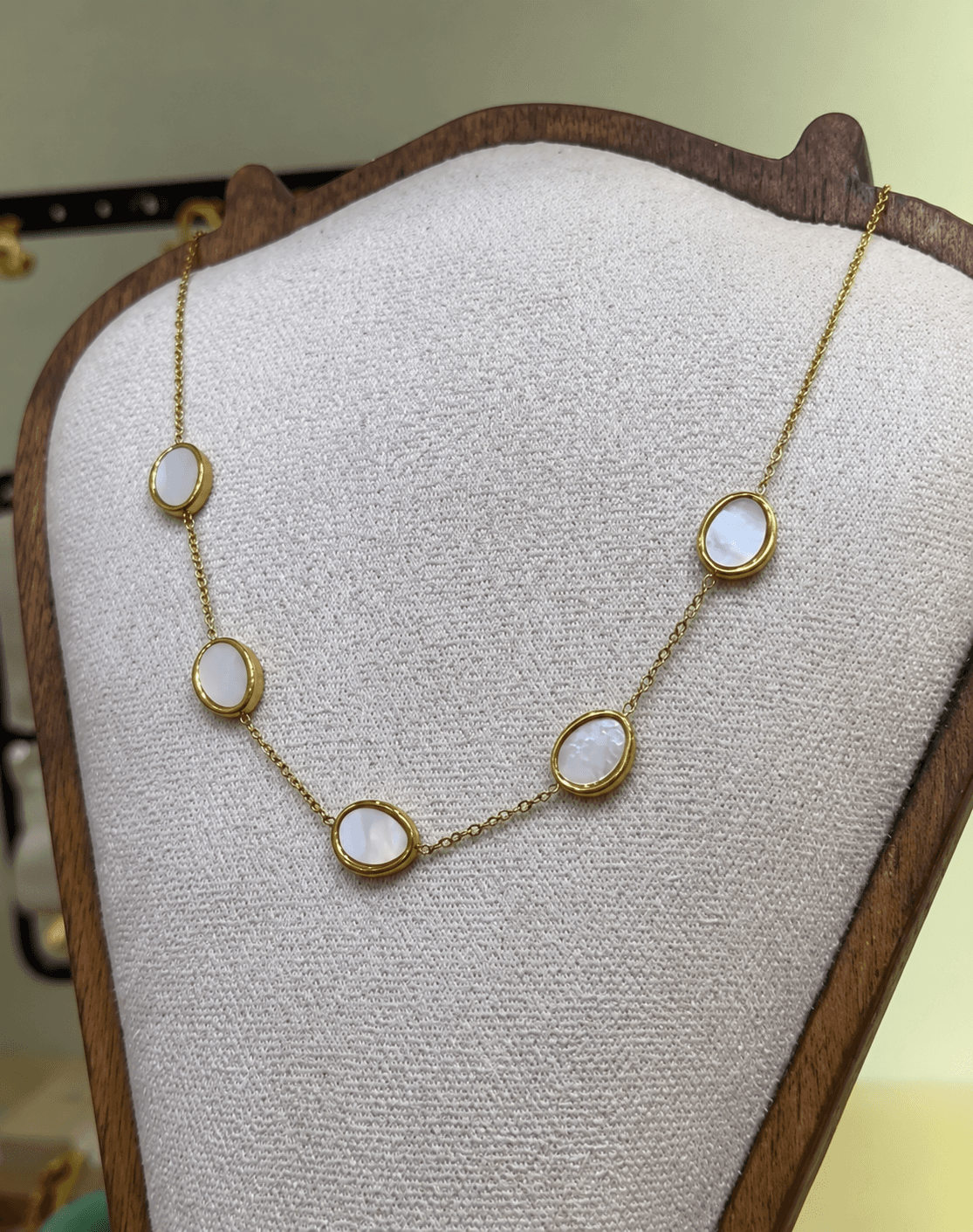 Collier doré à pierres nacrées